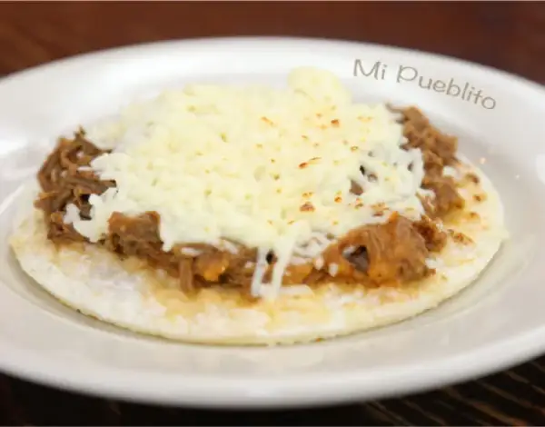 Arepa Antioqueña con Carne Mechada