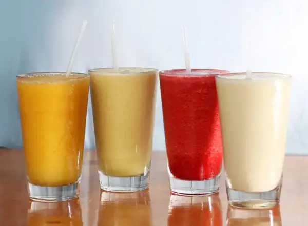 Jugos naturales en agua ó leche ($0.35 adicional)