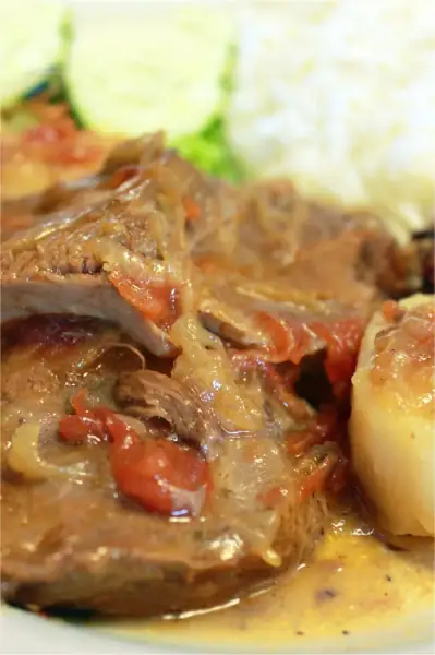 Lengua en salsa criolla