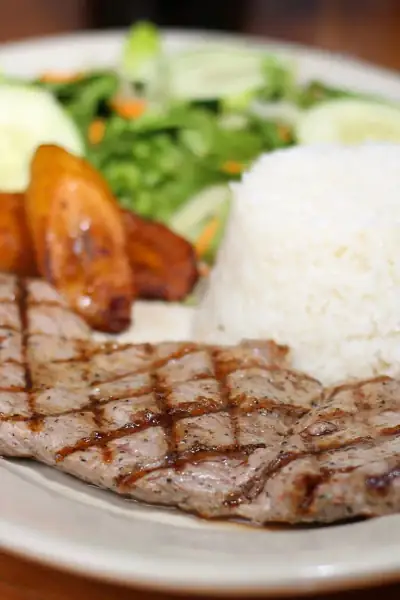 Lomo de res asado o en salsa criolla